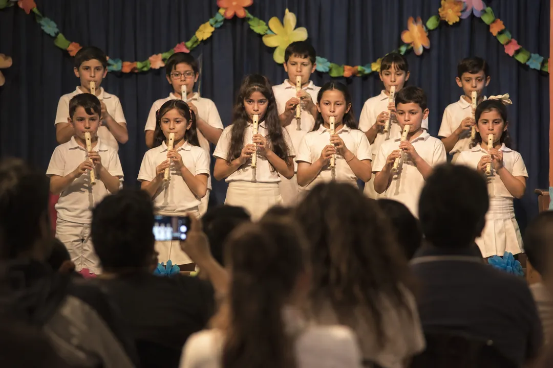 Alumnos tocando la flauta en el festival de fin de curso